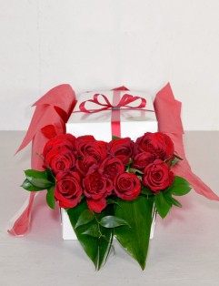 BOÎTE DE 12 ROSES ROUGES